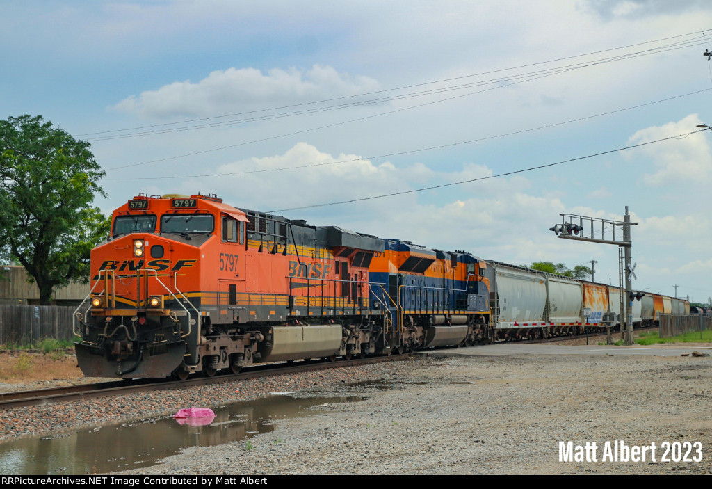 BNSF 5797 bringing H DYTGAL into Wichita